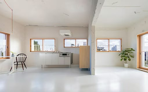 床・壁 / 壁・天井のトーンを揃える