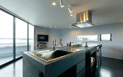 外部に視線が抜けるキッチン