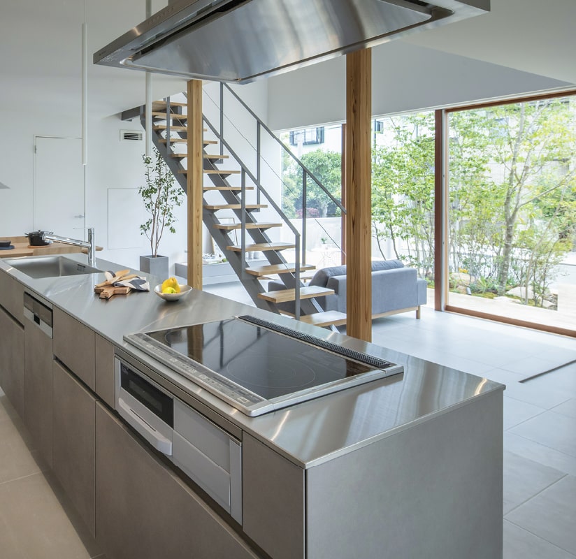 キッチンに立てば、視界の先に広がる緑と光。