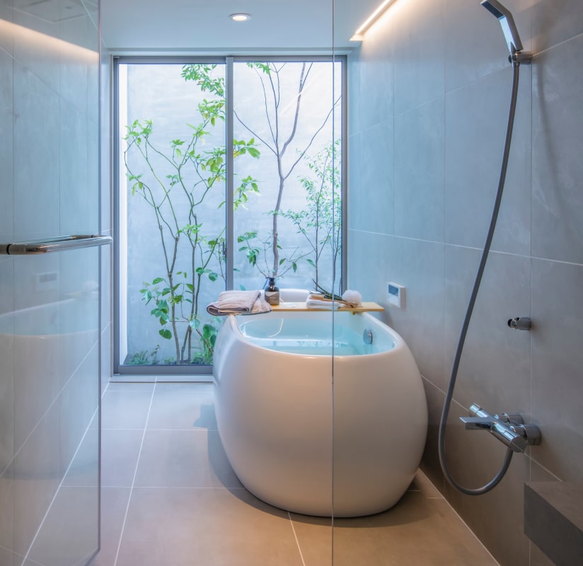 空と風に包まれて、心と身体を整える浴室。