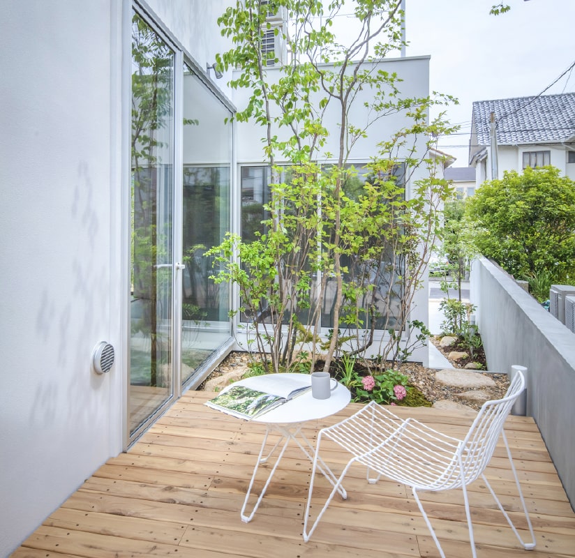 本を読んだり、遊んだり。囲まれたくつろぎの庭。