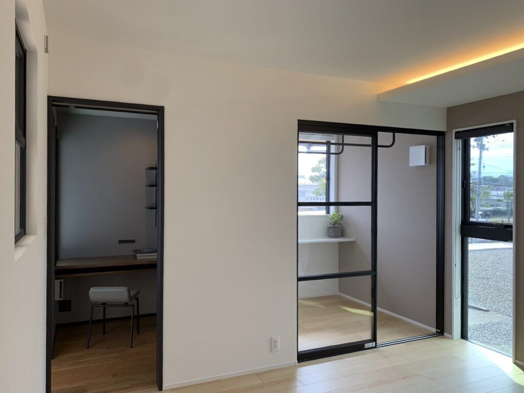 光を取り込む二階サンルームスペース