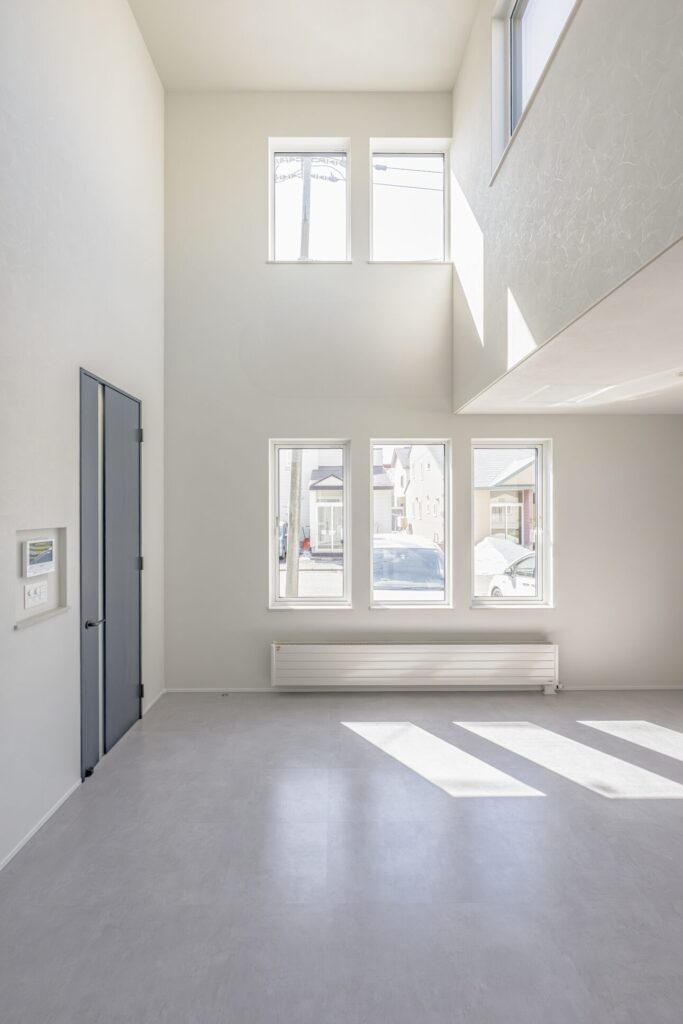 光が広がる明るいリビング