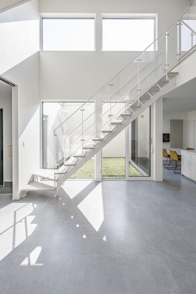 中庭を望む開放的な吹き抜け階段