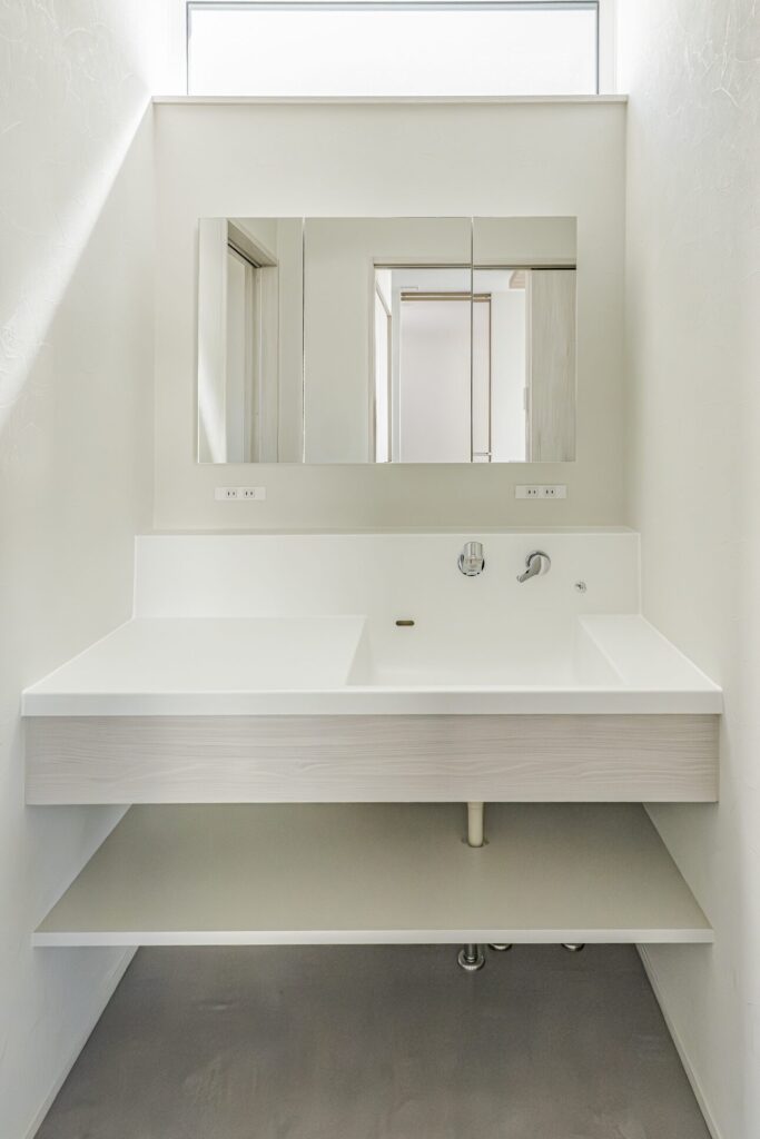 白で統一された明るい洗面空間