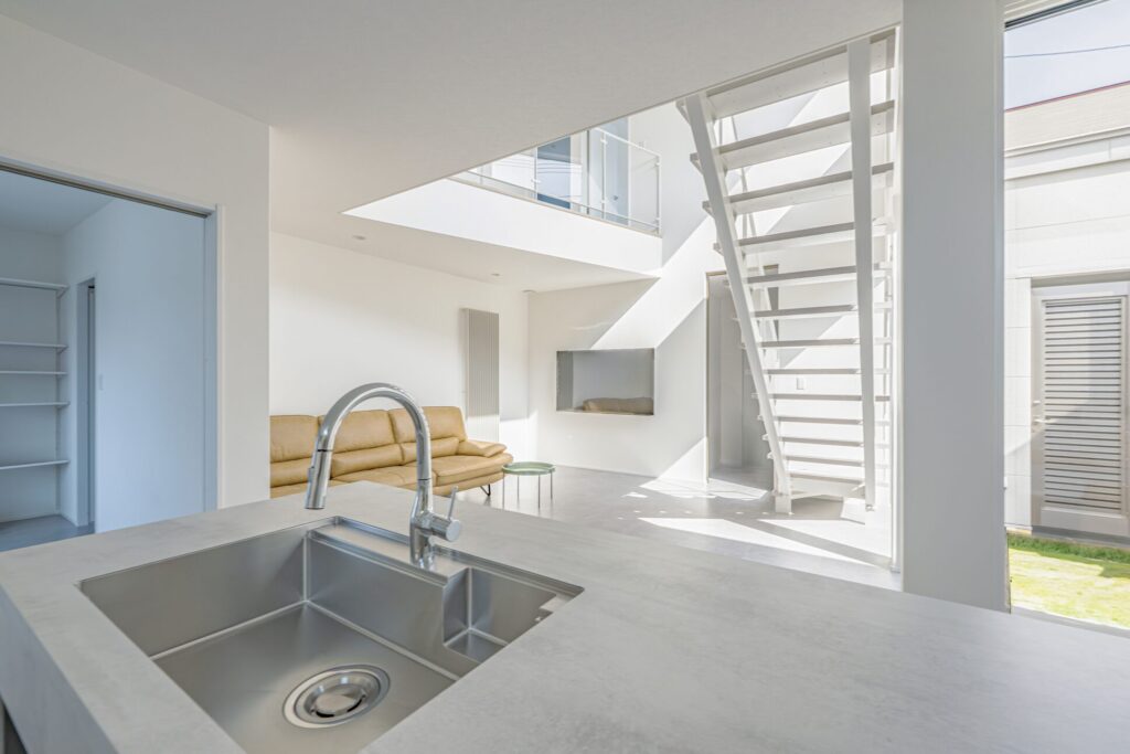 ホワイトキッチンからリビングへつながる開放的な空間