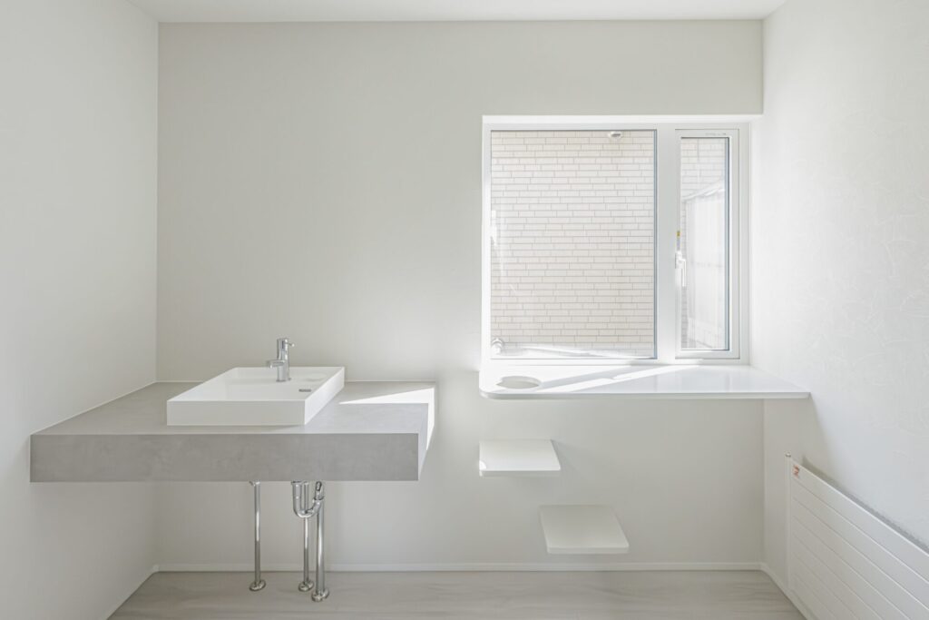 シンプルで洗練されたデザインの造作洗面台