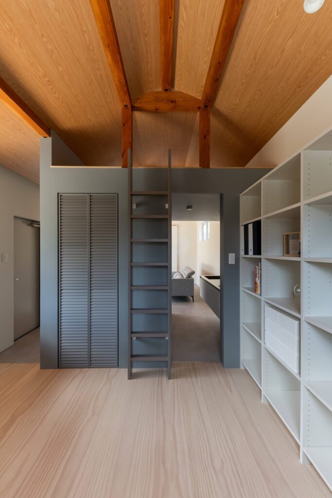 屋根なり天井とロフト梯子のある室内空間