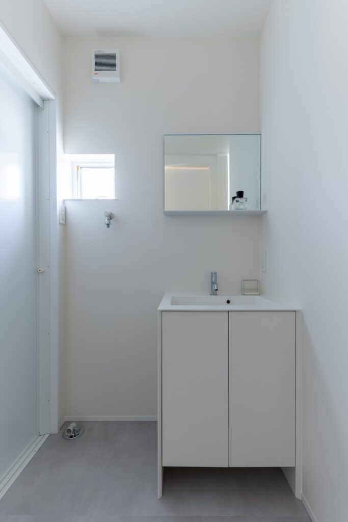 シンプルな白い洗面空間