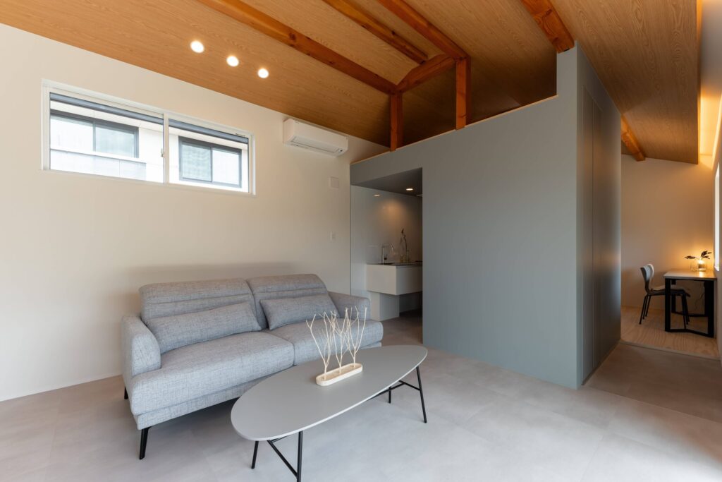 ロフトへ続くリビング空間