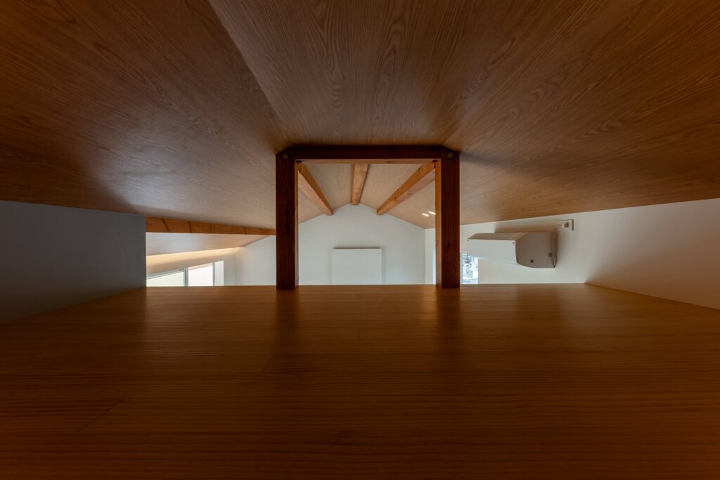 木梁が見えるロフト空間