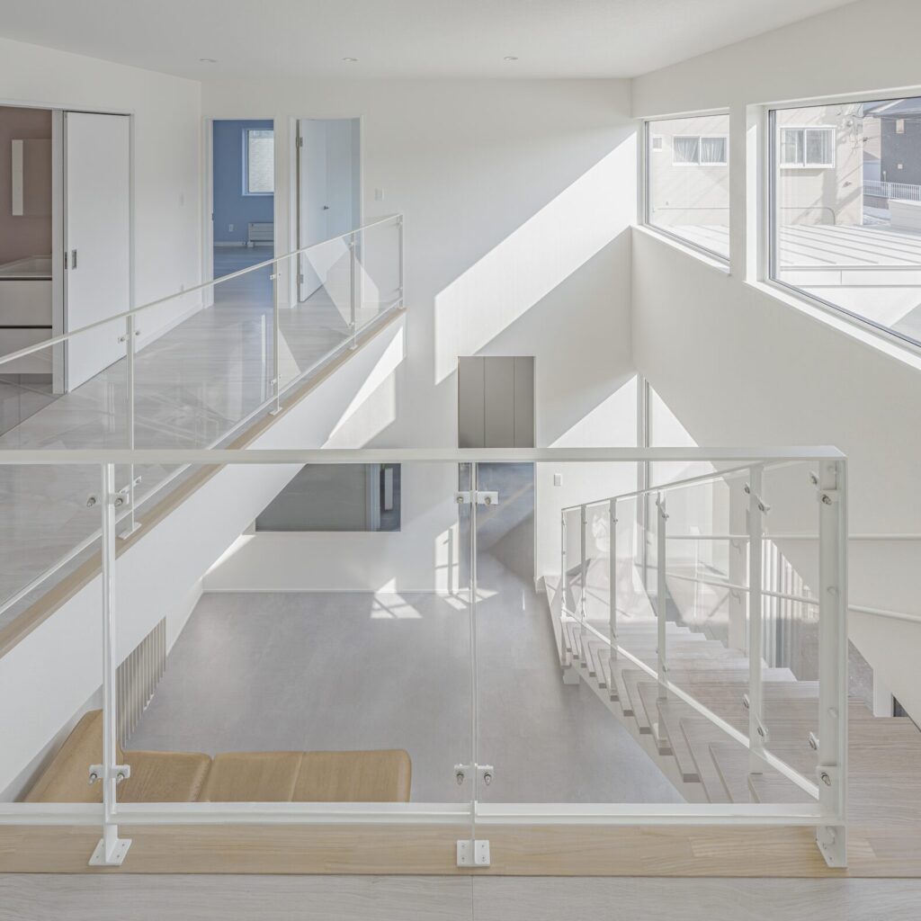 吹き抜けを囲む2階ホールと自然光が広がる空間