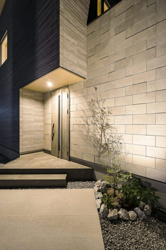 照明が映えるエントランス外観