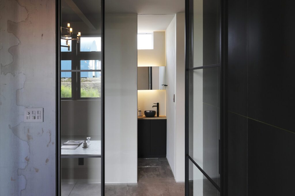 ラグジュアリーモダンな手洗いスペース