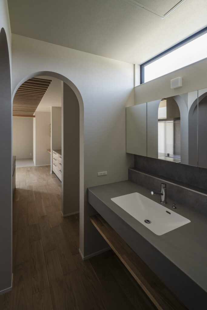 自然光を取り込む洗面室