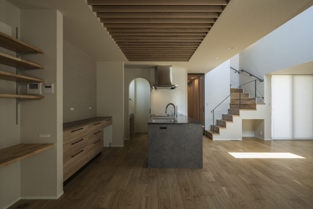 奥行きを感じるLDK空間