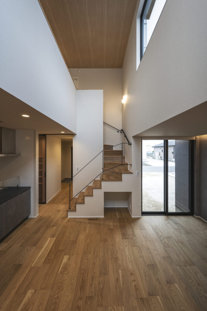 吹き抜けが広がるリビング