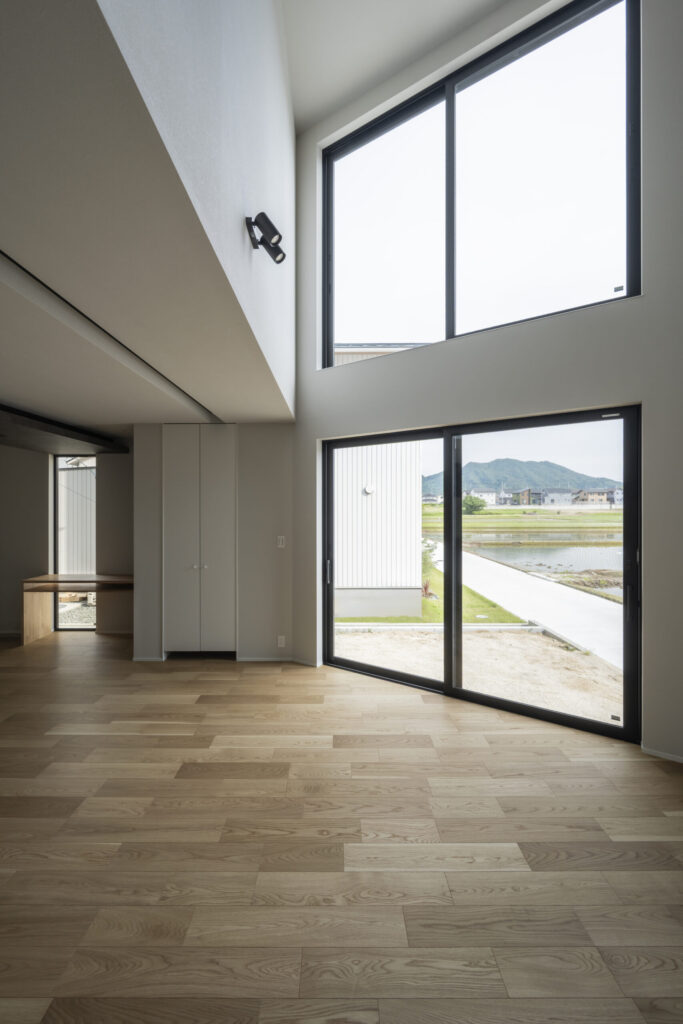 上下に連なる吹抜けの大開口