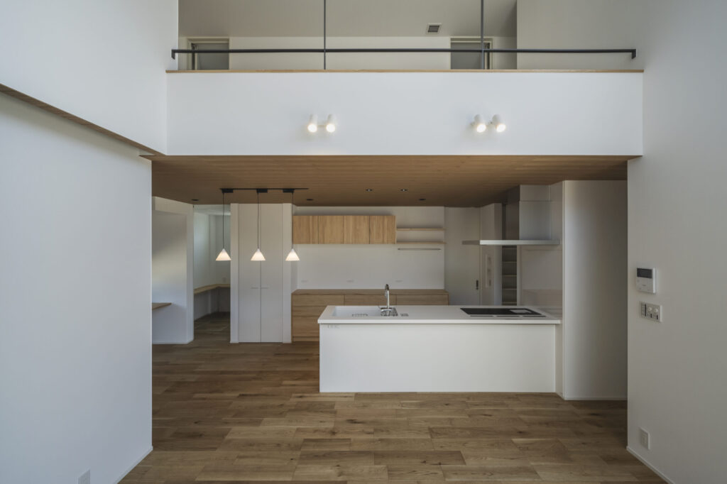 吹き抜けが広がるリビング空間