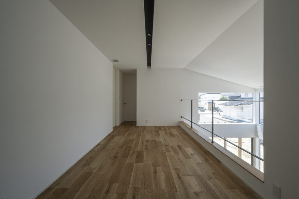 勾配天井と明るい2階ホール