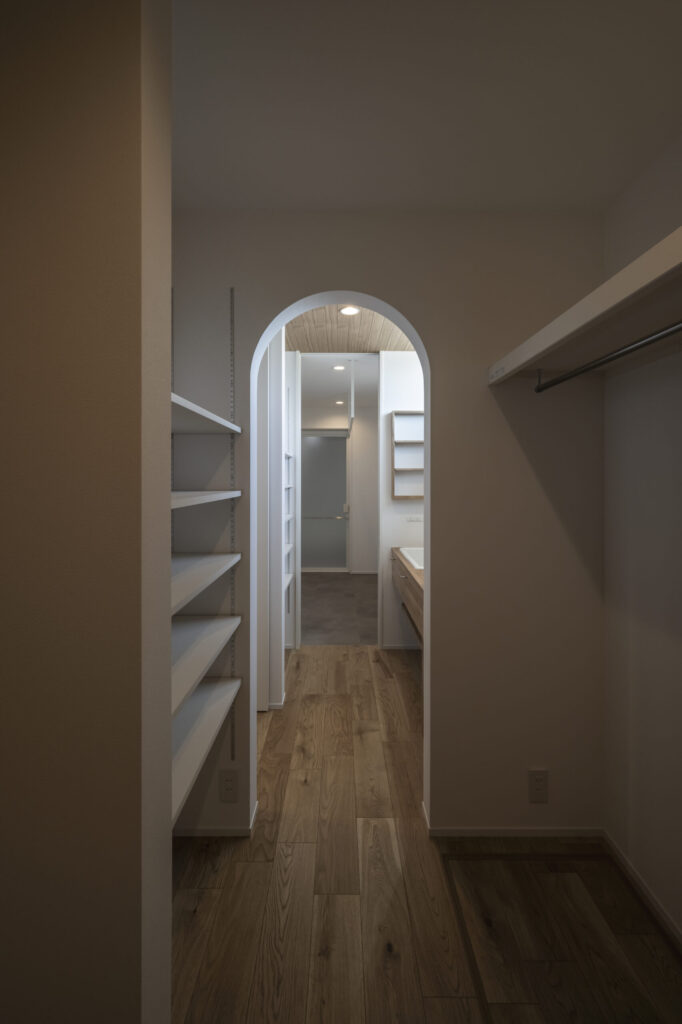 アーチから続くウォークスルークローゼット