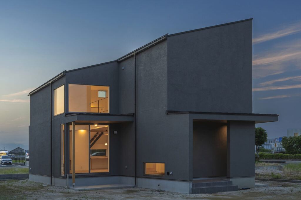 あたたかな光が灯るモダンな外観