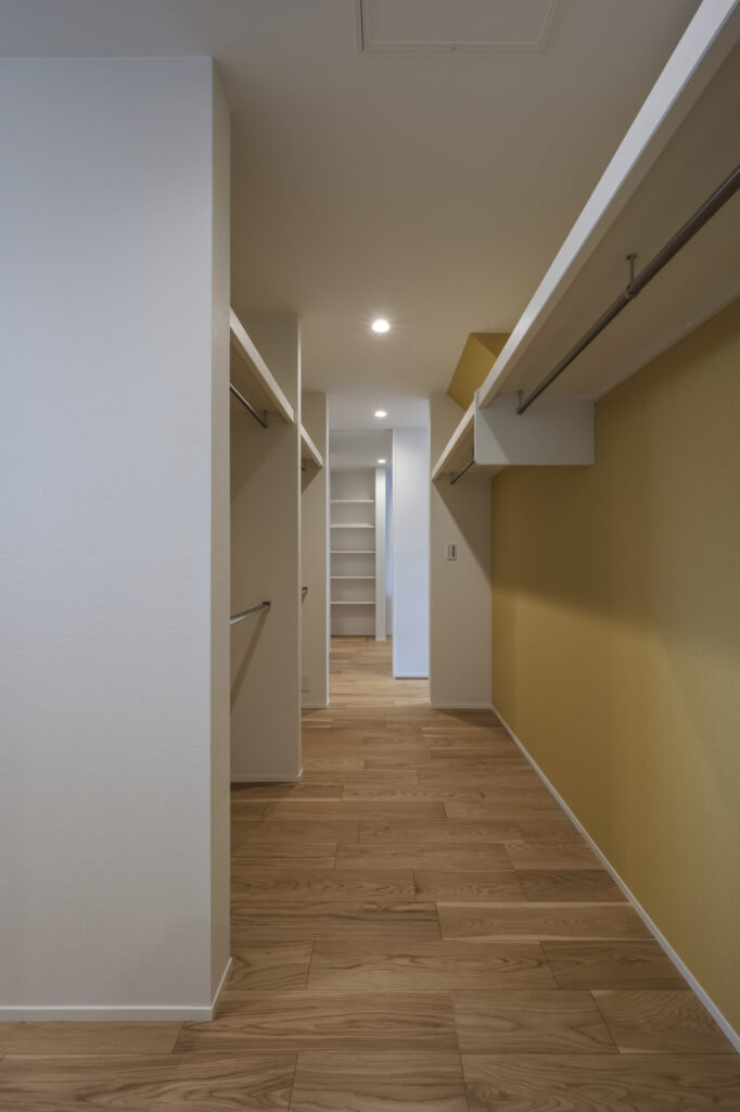 動線と収納が整えられた廊下空間