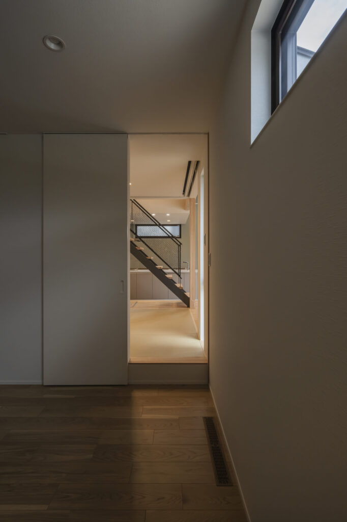 リビングと鉄骨階段が見える、奥行きのある室内空間