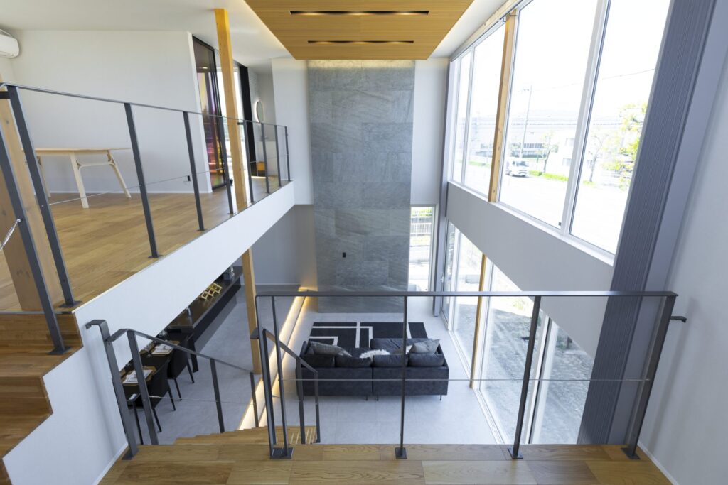 大開口から光が差し込む吹抜リビング