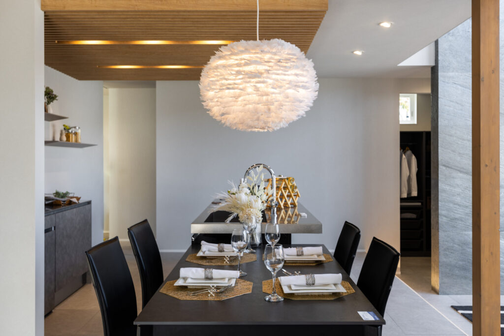 下がり天井が印象的なキッチンダイニング空間