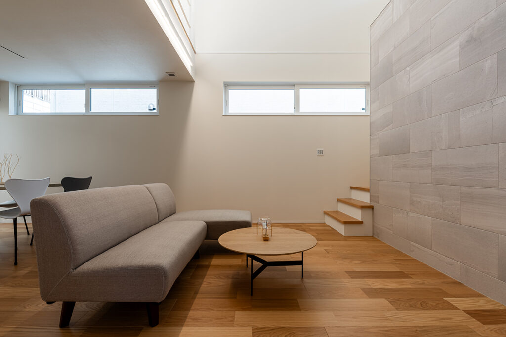 光が巡り、余白が整う。ミニマルに溶け合う心地よい住まい