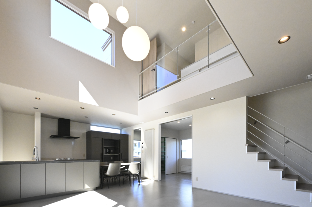 家族の気配がやさしく寄り添う、吹抜けと回遊動線がつむぐ心地よい住まい