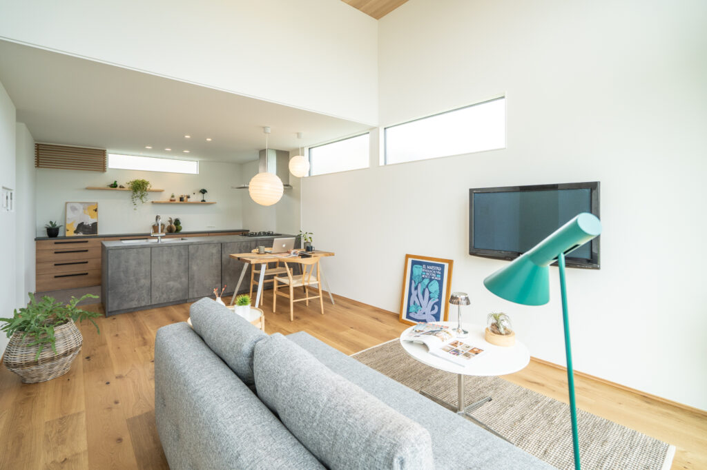 高窓から光が差し込む明るいリビング