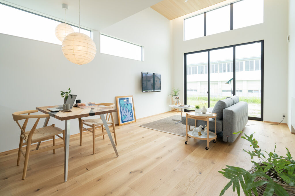 吹き抜けと大開口が広がるLDK