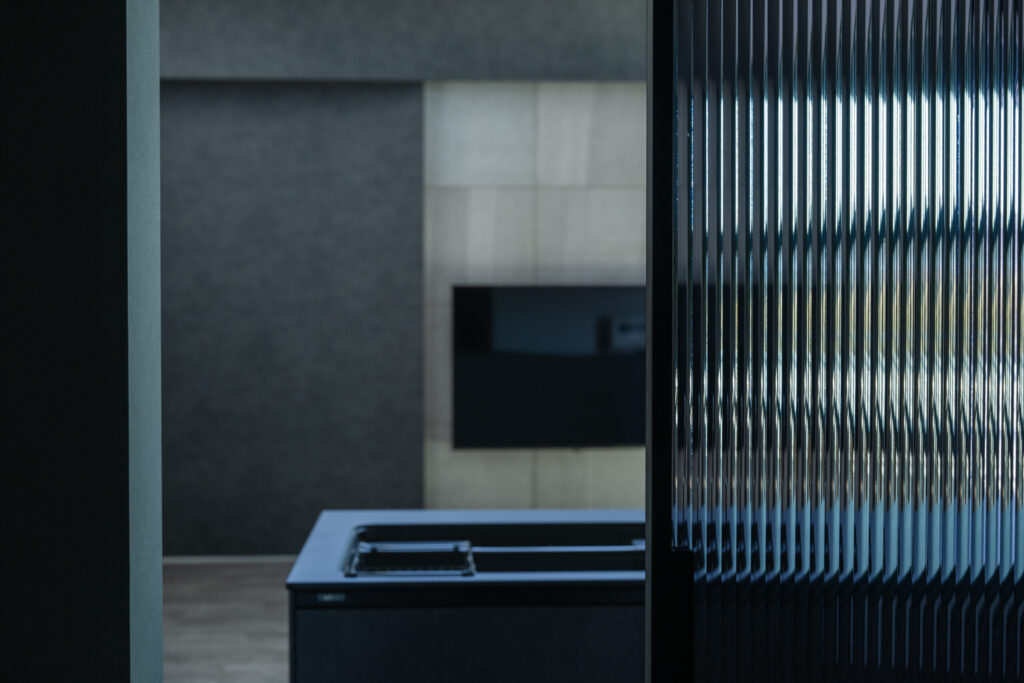 可動ルーバー越しに光が差し込む室内空間