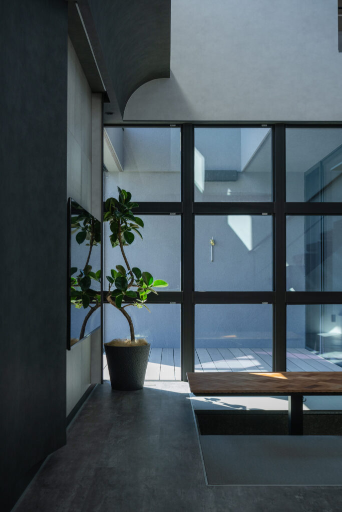 大開口窓と光を取り込むリビング