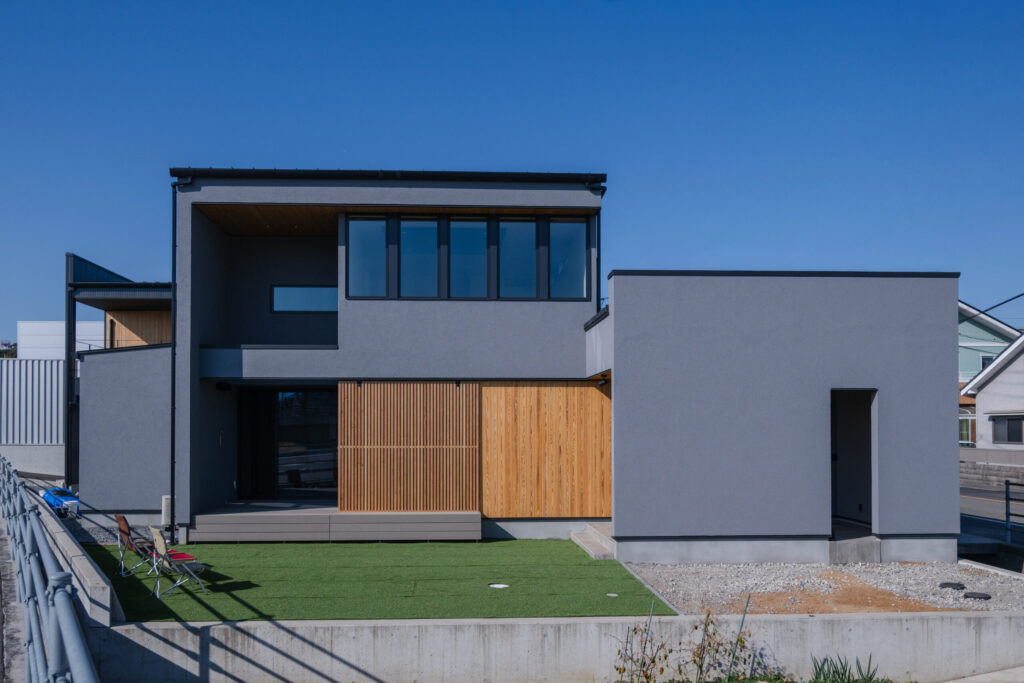 木目ルーバーがアクセントになったクールモダンな外観デザイン