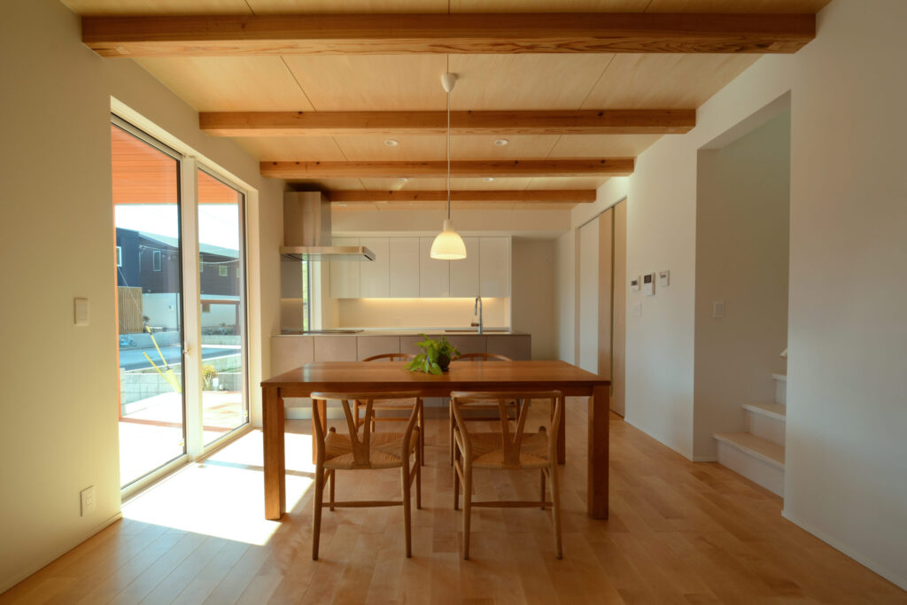 自然光が映える明るいダイニング空間