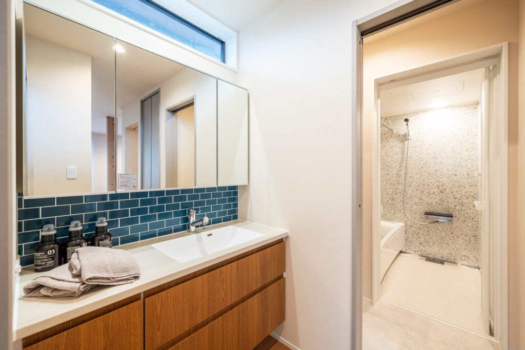 ブルータイルが映える洗面台