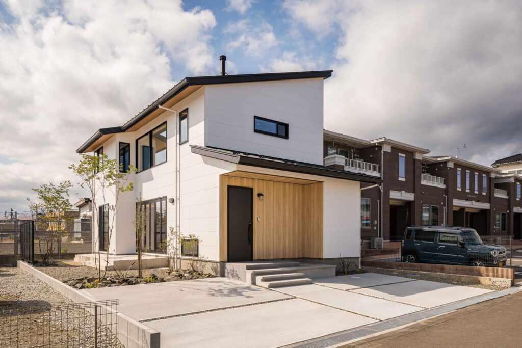 外観と薪ストーブ煙突が印象的な住まい