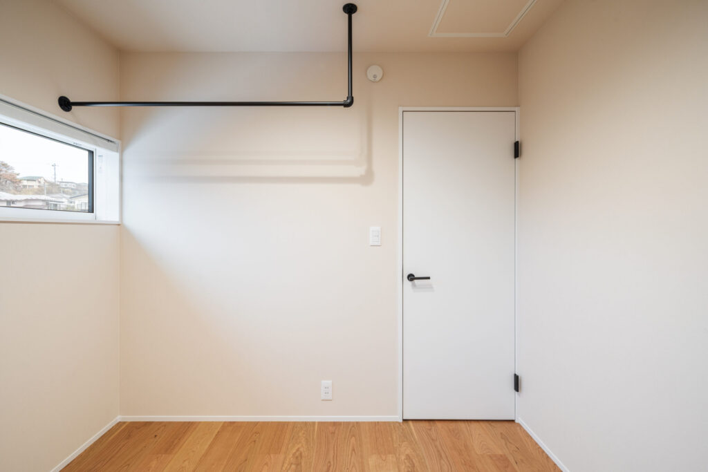 室内物干しバー付きのシンプルな個室