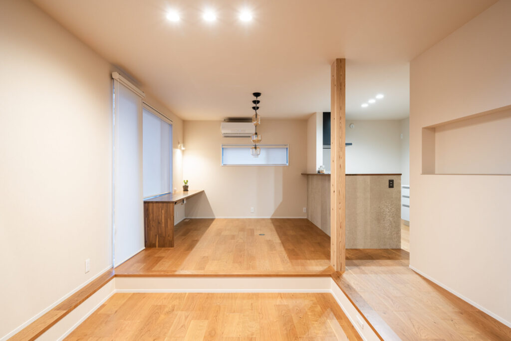 段差で空間を分けたリビングダイニング