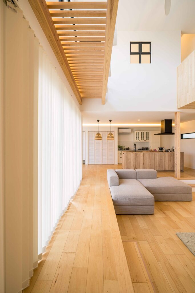 木のぬくもりに包まれた掘り込みリビングと吹抜け空間