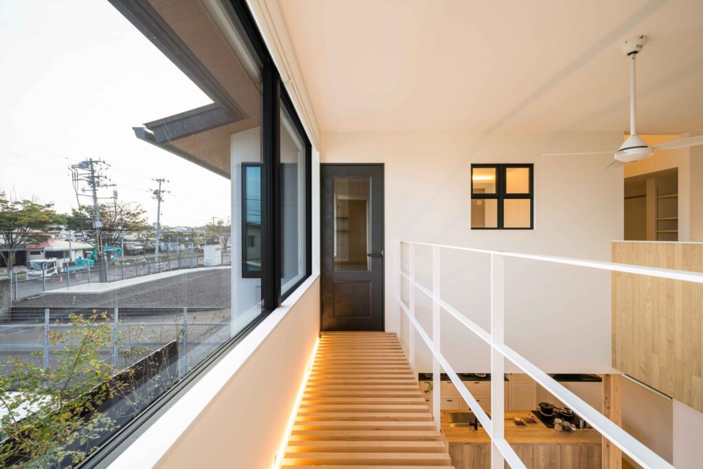 渡り廊下と大きな窓のある二階空間