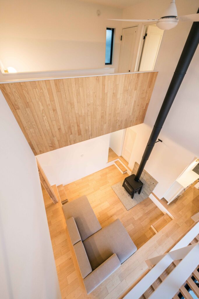 上階からの薪ストーブと掘り込みリビング