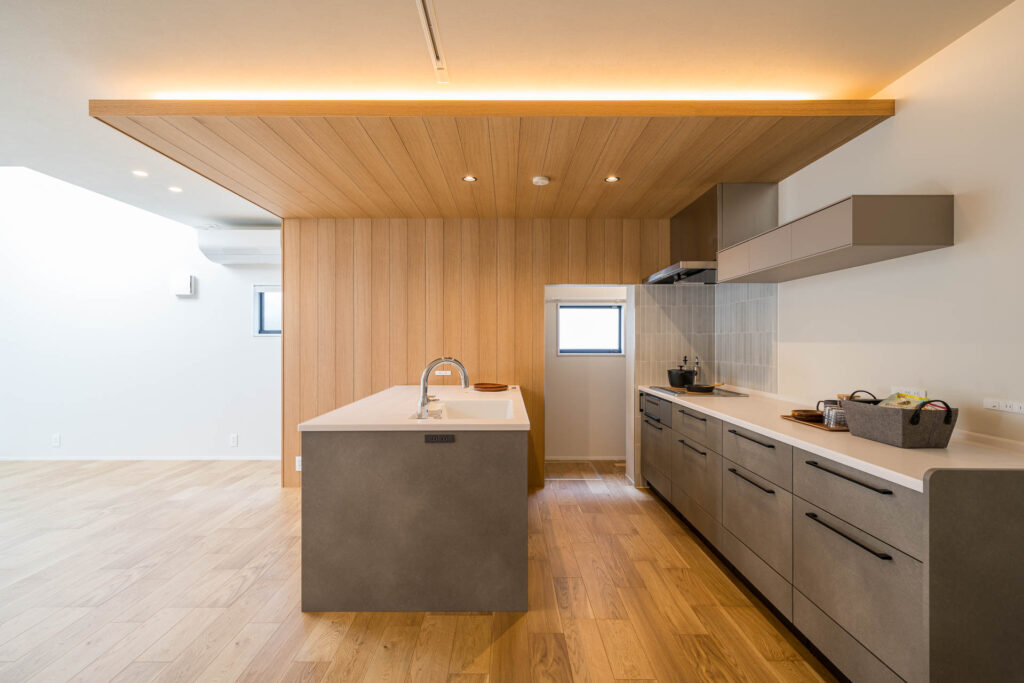 木目の下がり天井が特徴のキッチン