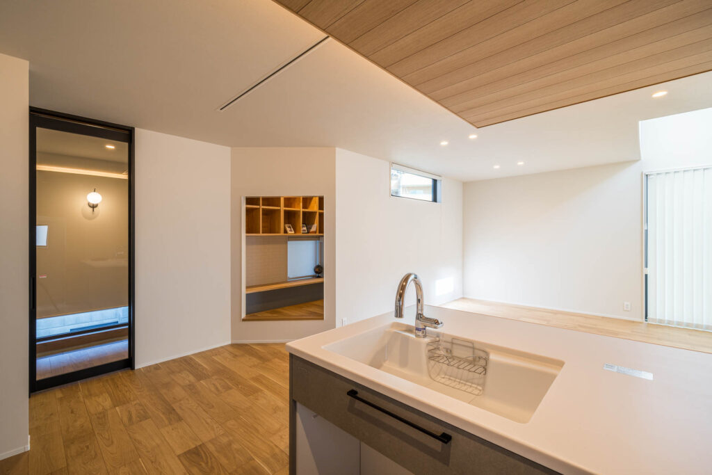 木目天井の対面キッチンと開放的なリビング