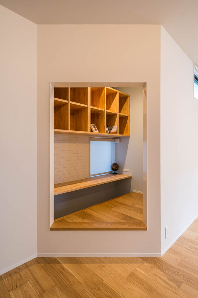 木製棚とカウンターを備えた小部屋