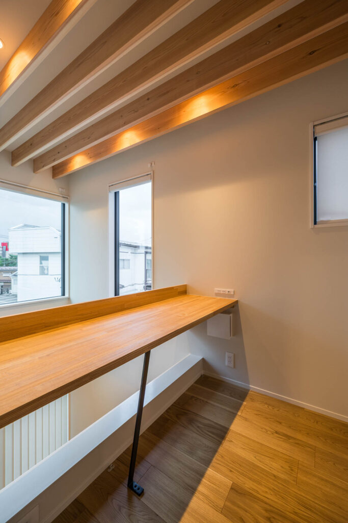 吹抜け沿いの造作カウンタースペース