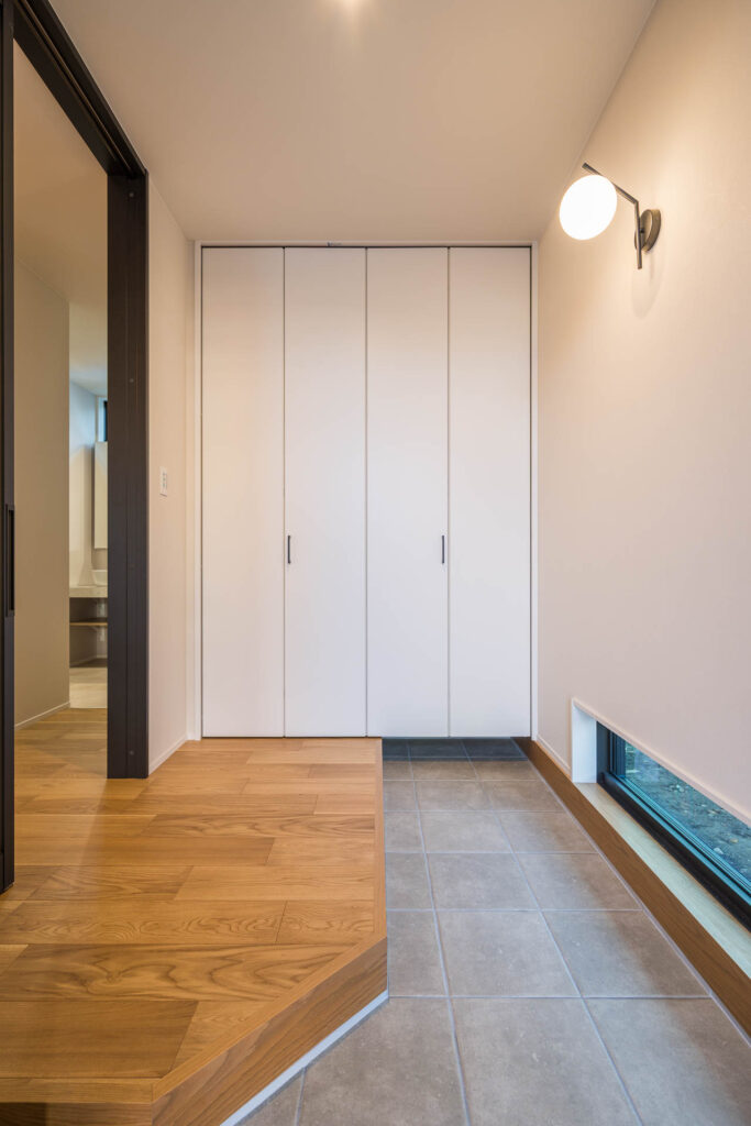 収納付きの明るい玄関ホール